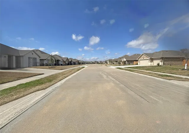 Photo 3 of Sale Pending at 10250 Whitney Reach Dr, Rosharon, TX 77583 | MLS# 78758307 | Listing updated on 2026-09-14