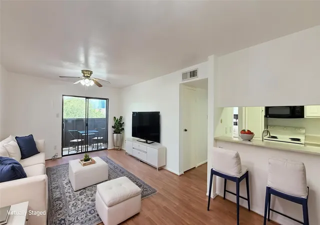 Listing Photo 2 - Condo for sale in building located at 3075 Walnut Bend Ln, Houston, TX 77042 - Unit #36
