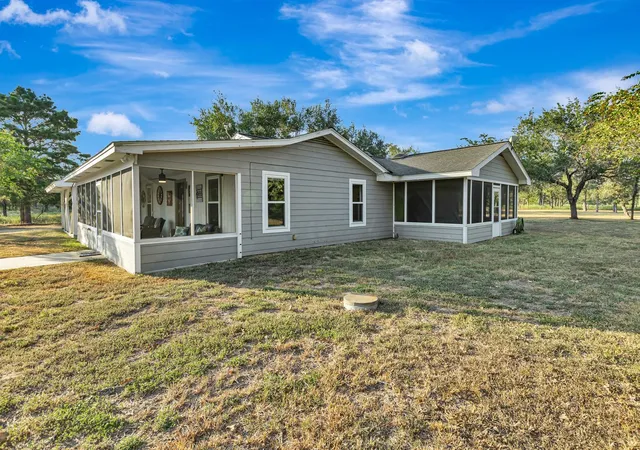 Photo 3 of Single family home for sale at 351 Sulphur Ests Rd, Victoria, TX 77905 | MLS# 82414324 | Listing updated on 2026-09-03