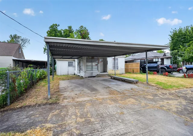 Photo 3 of Single family home for sale at 7003 Myrtle St, Houston, TX 77087 | MLS# 9534324 | Listing updated on 2026-09-11