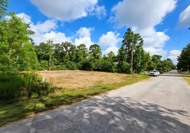 Photo 3 of Single family home for sale at 10935 Fairview Dr, Conroe, TX 77385 | MLS# 48321544 | Listing updated on 2026-09-03