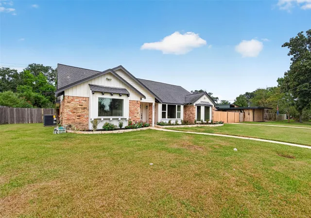 Photo 2 of Single family home for sale at 401 Shirleen Dr, Seabrook, TX 77586 | MLS# 35346500 | Listing updated on 2026-09-17