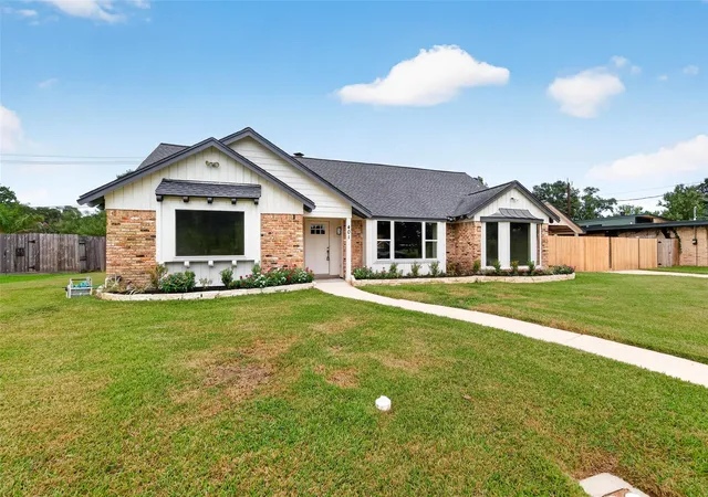 Photo 3 of Single family home for sale at 401 Shirleen Dr, Seabrook, TX 77586 | MLS# 35346500 | Listing updated on 2026-09-17