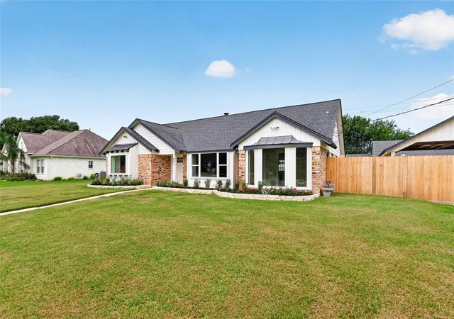 Photo 3 of Single family home for sale at 401 Shirleen Dr, Seabrook, TX 77586 | MLS# 35346500 | Listing updated on 2026-09-17
