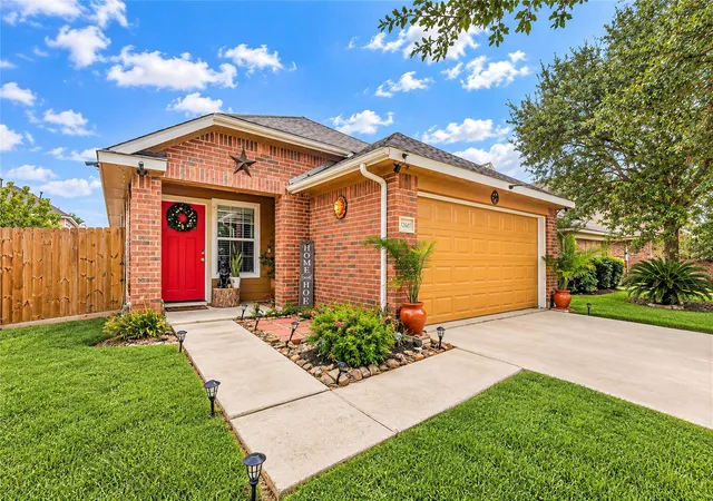 Photo 3 of Sale Pending at 12607 Querida Ct, Houston, TX 77045 | MLS# 6035386 | Listing updated on 2026-09-24