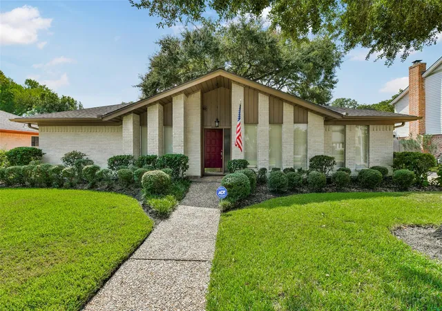 Photo 2 of Single family home for sale at 16422 Glenshannon Dr, Houston, TX 77059 | MLS# 50020463 | Listing updated on 2026-09-24