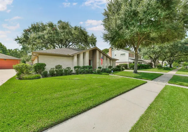 Photo 3 of Single family home for sale at 16422 Glenshannon Dr, Houston, TX 77059 | MLS# 50020463 | Listing updated on 2026-09-24