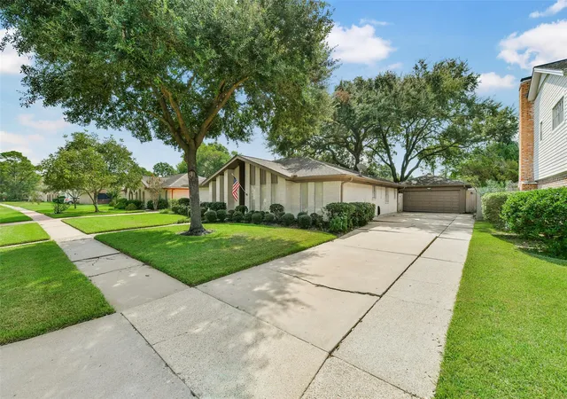 Photo 3 of Single family home for sale at 16422 Glenshannon Dr, Houston, TX 77059 | MLS# 50020463 | Listing updated on 2026-09-24