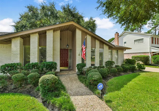 Photo 4 of Single family home for sale at 16422 Glenshannon Dr, Houston, TX 77059 | MLS# 50020463 | Listing updated on 2026-09-24