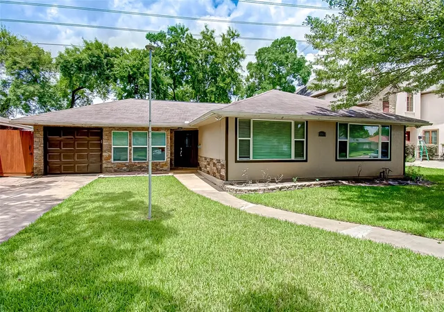 Photo 2 of Single family home for sale at 4804 Saxon St, Bellaire, TX 77401 | MLS# 16246967 | Listing updated on 2026-09-11