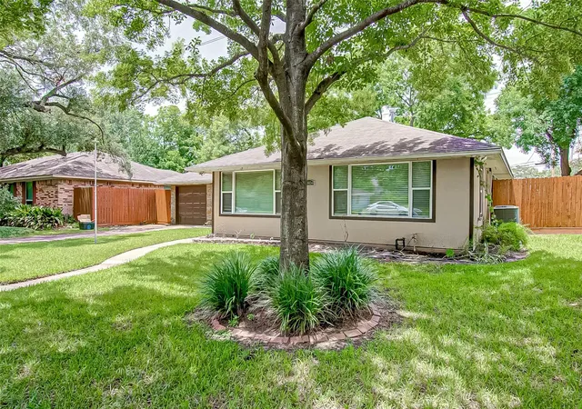 Photo 3 of Single family home for sale at 4804 Saxon St, Bellaire, TX 77401 | MLS# 16246967 | Listing updated on 2026-09-11