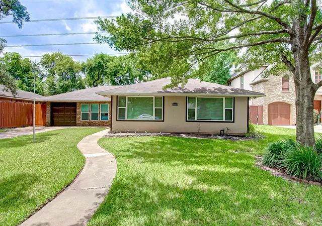 Photo 4 of Single family home for sale at 4804 Saxon St, Bellaire, TX 77401 | MLS# 16246967 | Listing updated on 2026-09-11