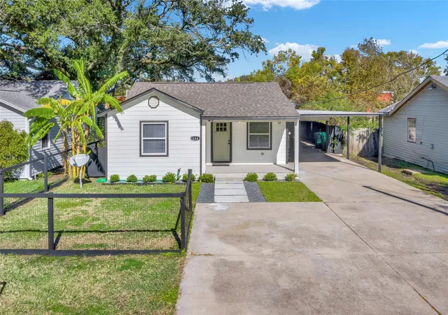 Photo 3 of Single family home for sale at 3204 Hoover St, La Marque, TX 77568 | MLS# 75280553 | Listing updated on 2026-09-01