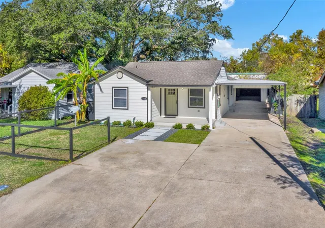 Photo 3 of Single family home for sale at 3204 Hoover St, La Marque, TX 77568 | MLS# 75280553 | Listing updated on 2026-09-01