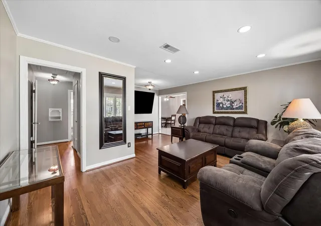 Photo 2 of Single family home for sale at 1611 Gardenia Dr, Houston, TX 77018 | MLS# 62198936 | Listing updated on 2026-09-23