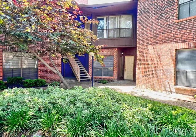 Townhouse for sale at 3130 SW Walnut Bnd Ln #409, Houston, TX 77042 | MLS# 98128159
