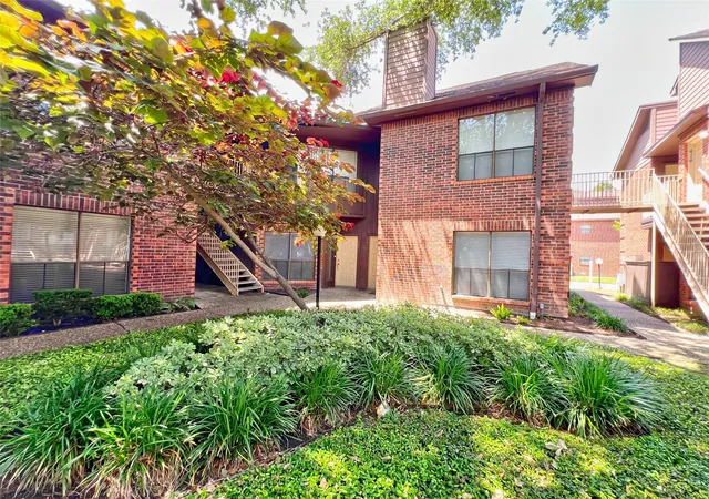 Photo 3 of Townhouse for sale at 3130 Sw Walnut Bnd Ln #409, Houston, TX 77042 | MLS# 98128159 | Listing updated on 2026-09-28