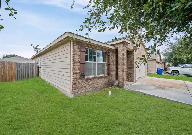 Photo 3 of Single family home for sale at 907 Marigold Rd, Baytown, TX 77521 | MLS# 70279389 | Listing updated on 2026-09-18