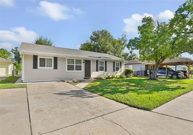 Photo 2 of Single family home for sale at 7111 Oak Village Dr, Humble, TX 77396 | MLS# 26544617 | Listing updated on 2026-09-24