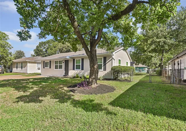 Photo 3 of Single family home for sale at 7111 Oak Village Dr, Humble, TX 77396 | MLS# 26544617 | Listing updated on 2026-09-24
