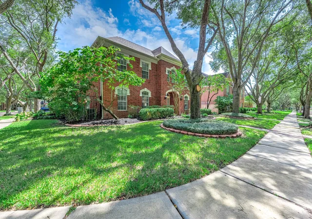 Photo 2 of Single family home for sale at 13 Turtle Crk Manor, Sugar Land, TX 77479 | MLS# 64814099 | Listing updated on 2026-09-23