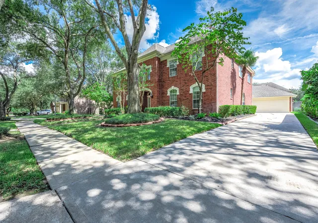 Photo 3 of Single family home for sale at 13 Turtle Crk Manor, Sugar Land, TX 77479 | MLS# 64814099 | Listing updated on 2026-09-23