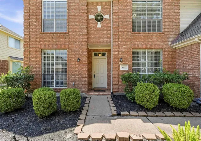 Photo 2 of Sale Pending at 16527 Fondren Grv Dr, Missouri City, TX 77489 | MLS# 57968563 | Listing updated on 2026-09-19