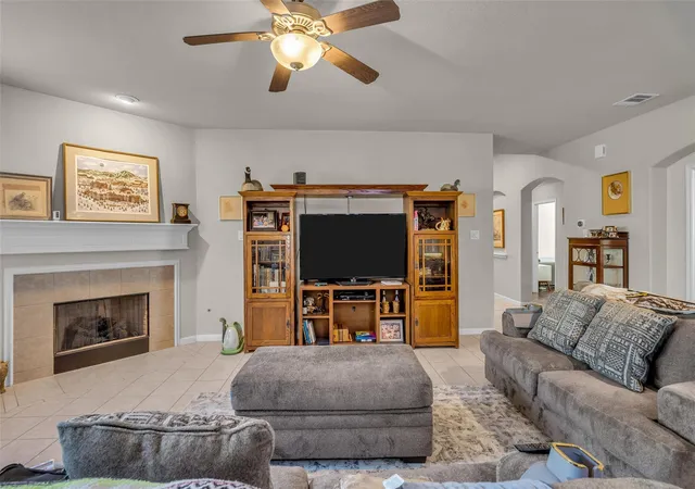 Photo 3 of Single family home for sale at 172 Knollbrook Cir, Montgomery, TX 77316 | MLS# 35063705 | Listing updated on 2026-09-02
