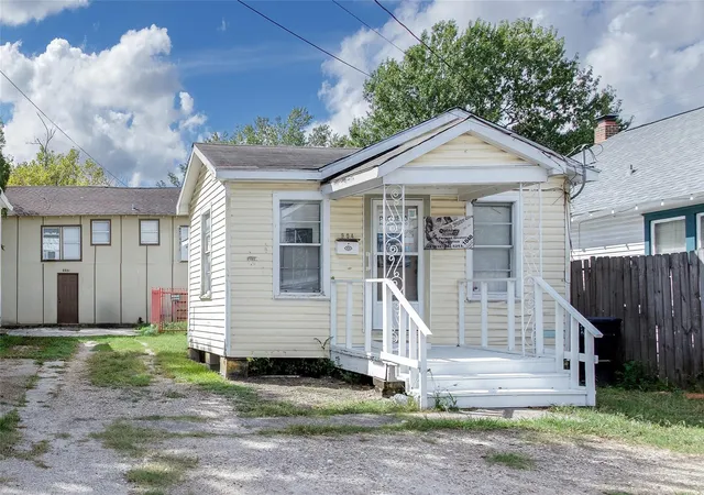 Photo 2 of Multi family home for sale at 904 Panama St, Houston, TX 77009 | MLS# 63719203 | Listing updated on 2026-09-05