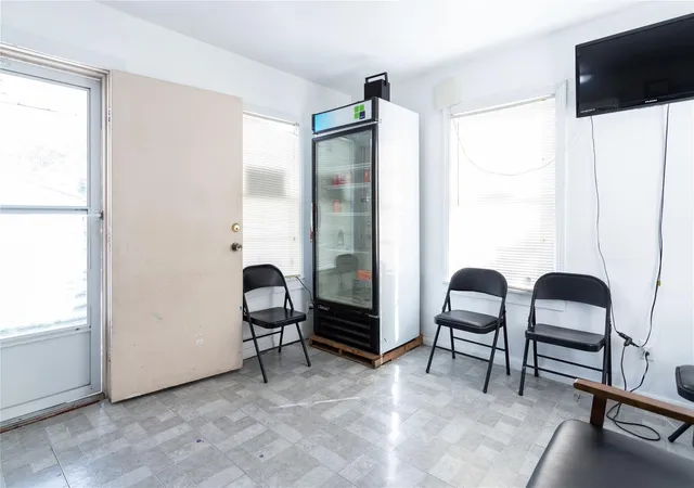 Listing Photo 4 - Condo for sale in building located at 904 Panama St, Houston, TX 77009