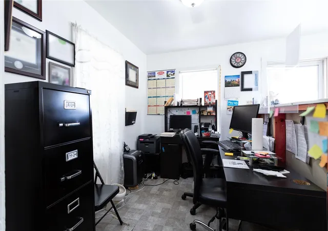 Listing Photo 5 - Condo for sale in building located at 904 Panama St, Houston, TX 77009