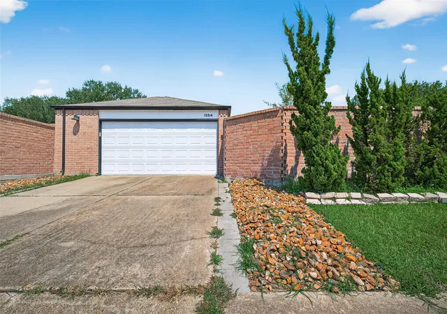 Photo 1 of Single family home for sale at 15914 Val Vista Dr, Houston, TX 77083 | MLS# 83515949 | Listing updated on 2026-09-12