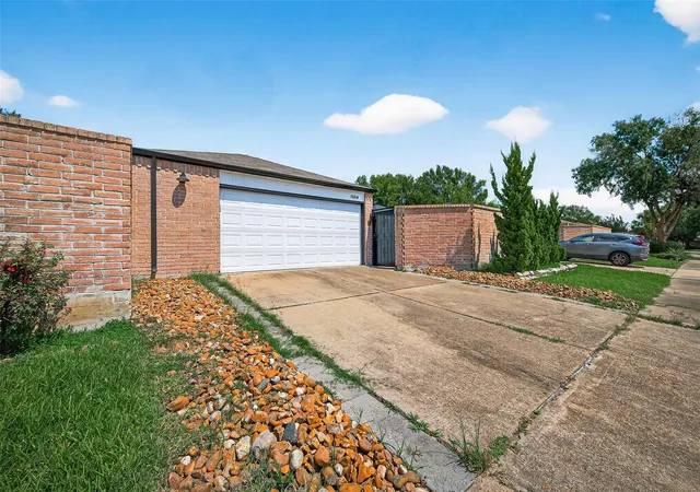 Photo 3 of Single family home for sale at 15914 Val Vista Dr, Houston, TX 77083 | MLS# 83515949 | Listing updated on 2026-09-12
