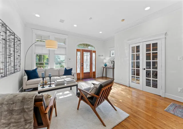 Photo 2 of Sale Pending at 501 Columbia St, Houston, TX 77007 | MLS# 26152208 | Listing updated on 2026-09-16