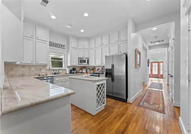 Photo 3 of Sale Pending at 501 Columbia St, Houston, TX 77007 | MLS# 26152208 | Listing updated on 2026-09-16