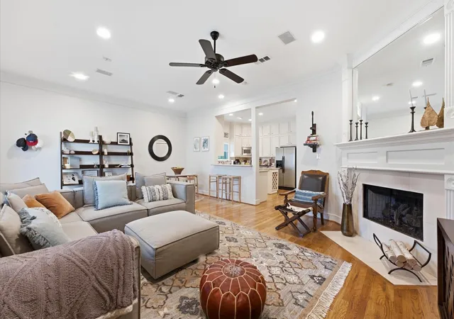 Photo 4 of Sale Pending at 501 Columbia St, Houston, TX 77007 | MLS# 26152208 | Listing updated on 2026-09-16