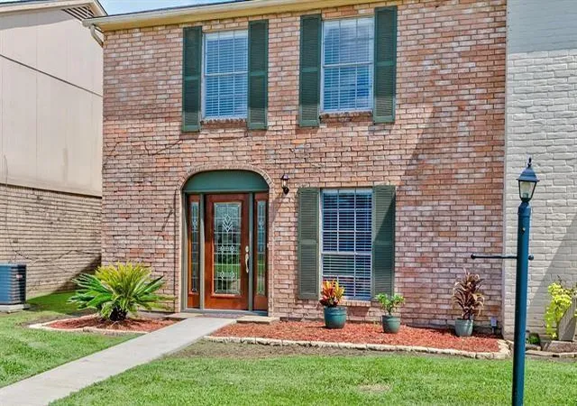 Photo 2 of Townhouse for sale at 525 Longmeadow St, Beaumont, TX 77707 | MLS# 19765185 | Listing updated on 2026-09-18