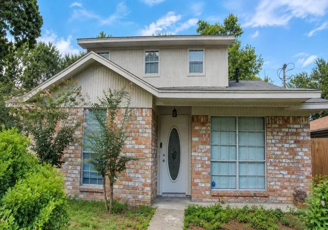 Photo 2 of Single family home for sale at 17920 Wild Oak Dr, Houston, TX 77090 | MLS# 12278453 | Listing updated on 2026-09-12