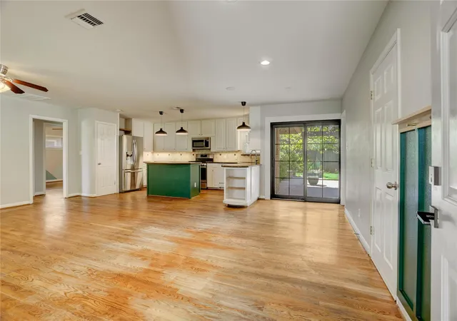 Photo 3 of Sale Pending at 867 Judiway St, Houston, TX 77018 | MLS# 93918771 | Listing updated on 2026-09-22