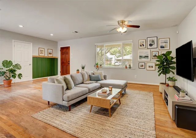 Photo 3 of Sale Pending at 867 Judiway St, Houston, TX 77018 | MLS# 93918771 | Listing updated on 2026-09-22