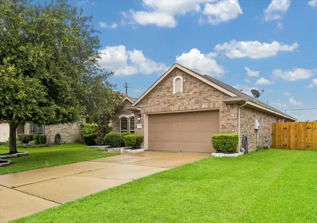 Photo 2 of Single family home for sale at 1521 Bluestone Edge Ln, Houston, TX 77089 | MLS# 54246852 | Listing updated on 2026-09-09