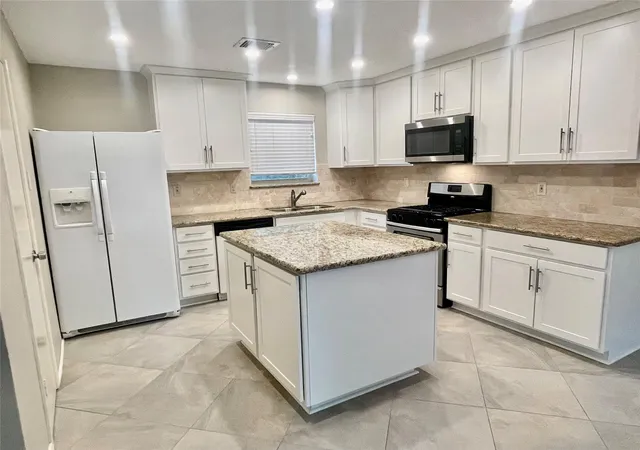 Photo 3 of Single family home for sale at 13 Maywind Ct, Spring, TX 77381 | MLS# 76057738 | Listing updated on 2026-09-25