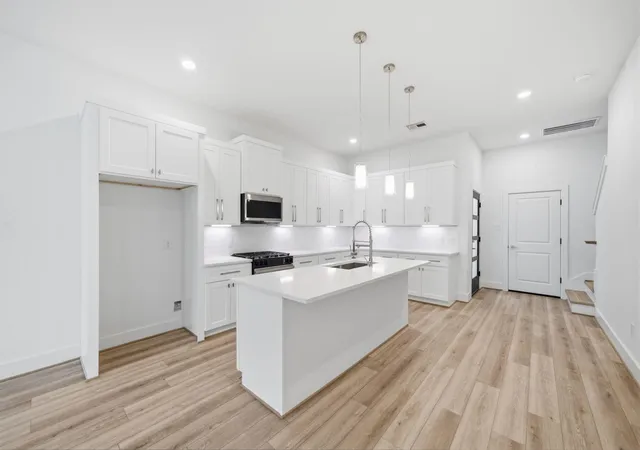 Photo 1 of Single family home for sale at 414 East 34th St, Houston, TX 77018 | MLS# 98481062 | Listing updated on 2026-10-06