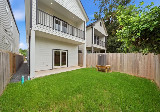 Photo 2 of Single family home for sale at 414 East 34th St, Houston, TX 77018 | MLS# 98481062 | Listing updated on 2026-10-06