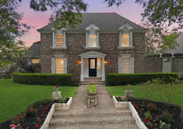 Single family home for sale at 15814 Fleetwood Oaks Dr, Houston, TX 77079 | MLS# 43090423
