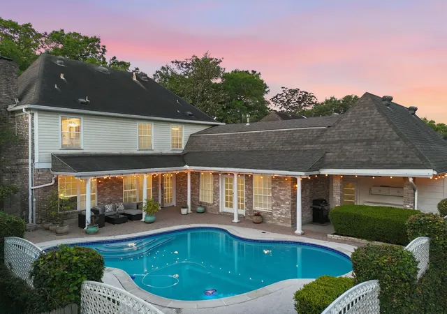 Photo 3 of Single family home for sale at 15814 Fleetwood Oaks Dr, Houston, TX 77079 | MLS# 43090423 | Listing updated on 2026-09-27