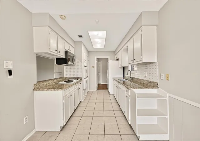 Photo 3 of Sale Pending at 13511 Brook Holw Dr, Sugar Land, TX 77498 | MLS# 35769822 | Listing updated on 2026-09-25