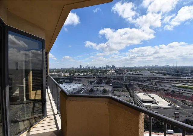 Listing Photo 4 - Condo for sale in The Bristol Condominiums located at 3350 Mccue Rd, Houston, TX 77056 - Unit #2101