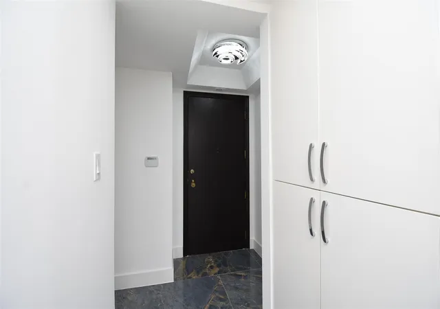 Listing Photo 5 - Condo for sale in The Bristol Condominiums located at 3350 Mccue Rd, Houston, TX 77056 - Unit #2101
