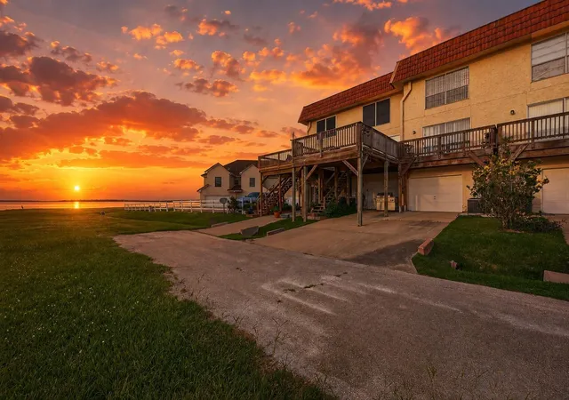Photo 2 of Townhouse for sale at 71 Regency Point, Montgomery, TX 77356 | MLS# 7557825 | Listing updated on 2026-09-18